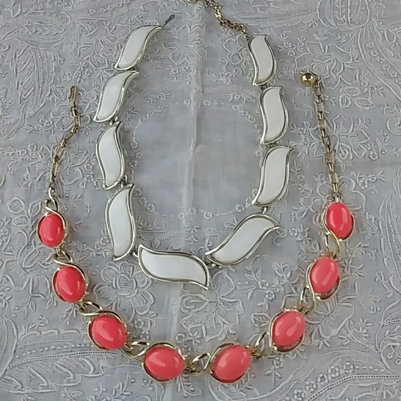 2 VINTAGE 1940'S - 1960'S CHOKER NECKLACES (Thermoset) - Picture 2 of 6